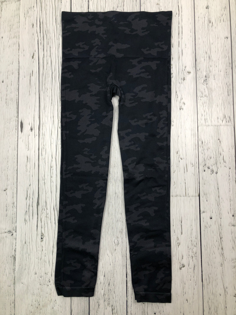 Spanx black camo patterned L capris - Hers M