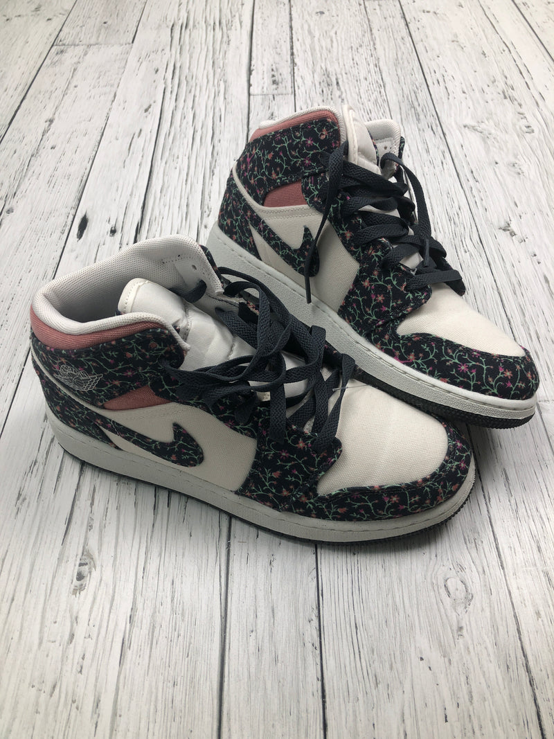 Nike Jordan white patterned shoes - Girls 6