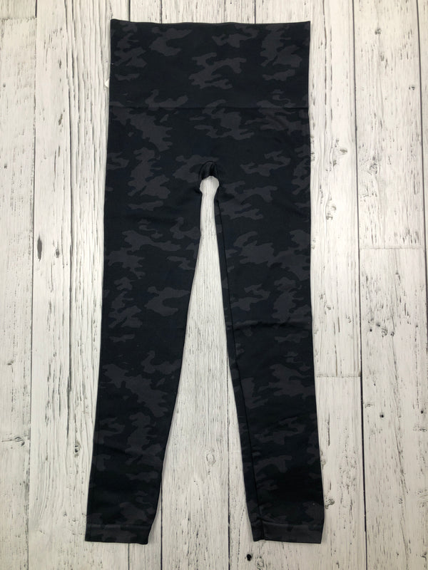 Spanx black camo patterned L capris - Hers M