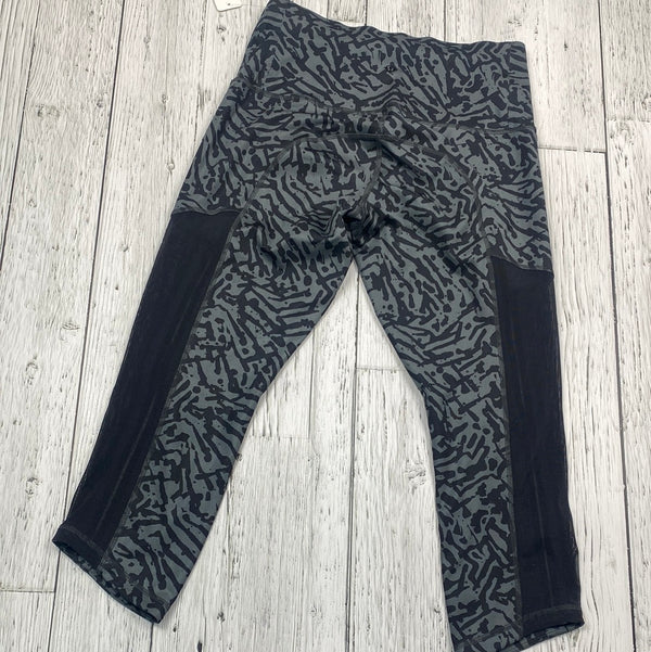 lululemon grey/black pattern crop leggings - Hers 8